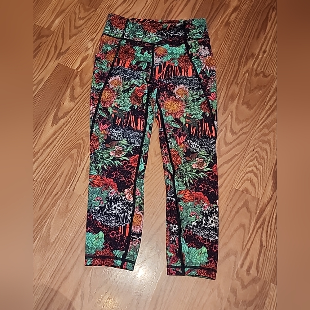 Lululemon floral design legging size 6‎ has pockets